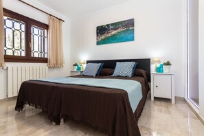 4 bedrooms, iron/ironing board, WiFi, bed sheets