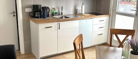 Geladeira, micro-ondas, cooktop, lava-louças