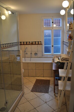 Badekar, hårtørrer, håndklæder