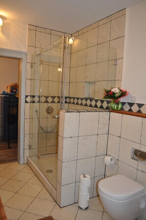 Badewanne, Haartrockner, Handtücher