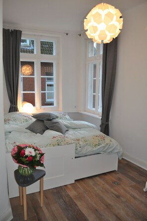 3 bedrooms, in-room safe, iron/ironing board, travel cot