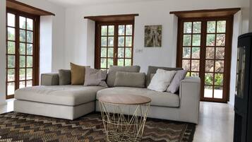 Een televisie, een open haard, een dvd-speler en een stereo