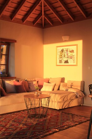 Fernseher, Kamin, DVD-Player, Stereoanlage