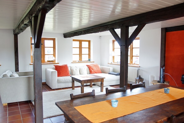 Smart TV, fireplace, DVD player, ping pong
