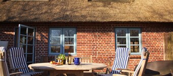 海の藁葺きコテージ