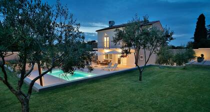 Nice villa with heated swimming pool, 100m from the sea, WiFi, grill