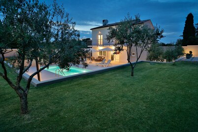 Nice villa with heated swimming pool, 100m from the sea, WiFi, grill