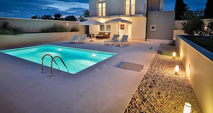 Schöne Villa mit beheiztes Schwimmbad, 100 m vom Meer entfernt, WiFi, Grill