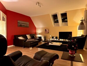 Een televisie, een dvd-speler, boeken en een stereo
