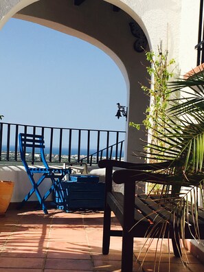 Terrace/patio - Chalet with wonderful views of the sea and mountains, pool, WiFi (Pego)