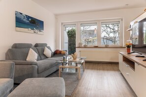 TV, DVD player, stereo - Open and light: The ground floor apartment with its 62 sqm was bright and friendly (Harlesiel)