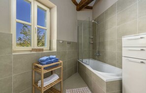 Bathtub, hair dryer, towels - Villa Dea Rovinj by Istriaselect Villas (Radetići)