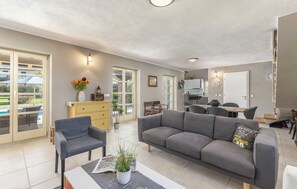 TV connectée, cheminée, chaîne hi-fi