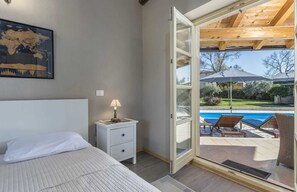 3 bedrooms, iron/ironing board, free WiFi, bed sheets