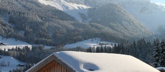 スキー場とパノラマビューのハイキングエリアにある高級シャレー