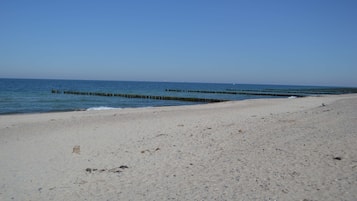 Nära stranden och solstolar