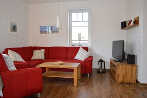 Een televisie, een open haard, een dvd-speler en een tafeltennistafel