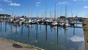 Un port de plaisance où de nombreux bateaux sont amarrés au quai.