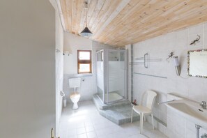 Dusche, Haartrockner, Handtücher, Toilettenpapier