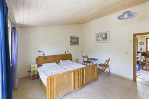 2 bedrooms, bed sheets - child-friendly and ecological holiday home, 5 km away from the sea (Sanalv)