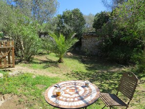 Outdoor dining - child-friendly and ecological holiday home, 5 km away from the sea (Sanalv)