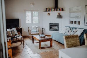 Tv, eldstad, böcker och en stereo