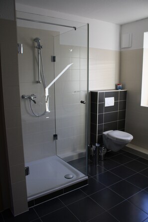Combined shower/bathtub