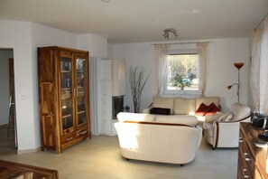 TV, fireplace, DVD player, books - Large house on Lake Krakow incl. Boat and jetty (Krakow am See)