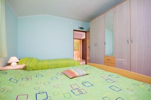 4 bedrooms, iron/ironing board, WiFi, bed sheets