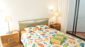 3 bedrooms, in-room safe, free WiFi, bed sheets - Villa with pool approx. 190 sqm, inner courtyard, close to the sea, sea view. (Costa Calma)