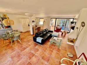 Flat-screen TV - Villa with pool approx. 190 sqm, inner courtyard, close to the sea, sea view. (Costa Calma)