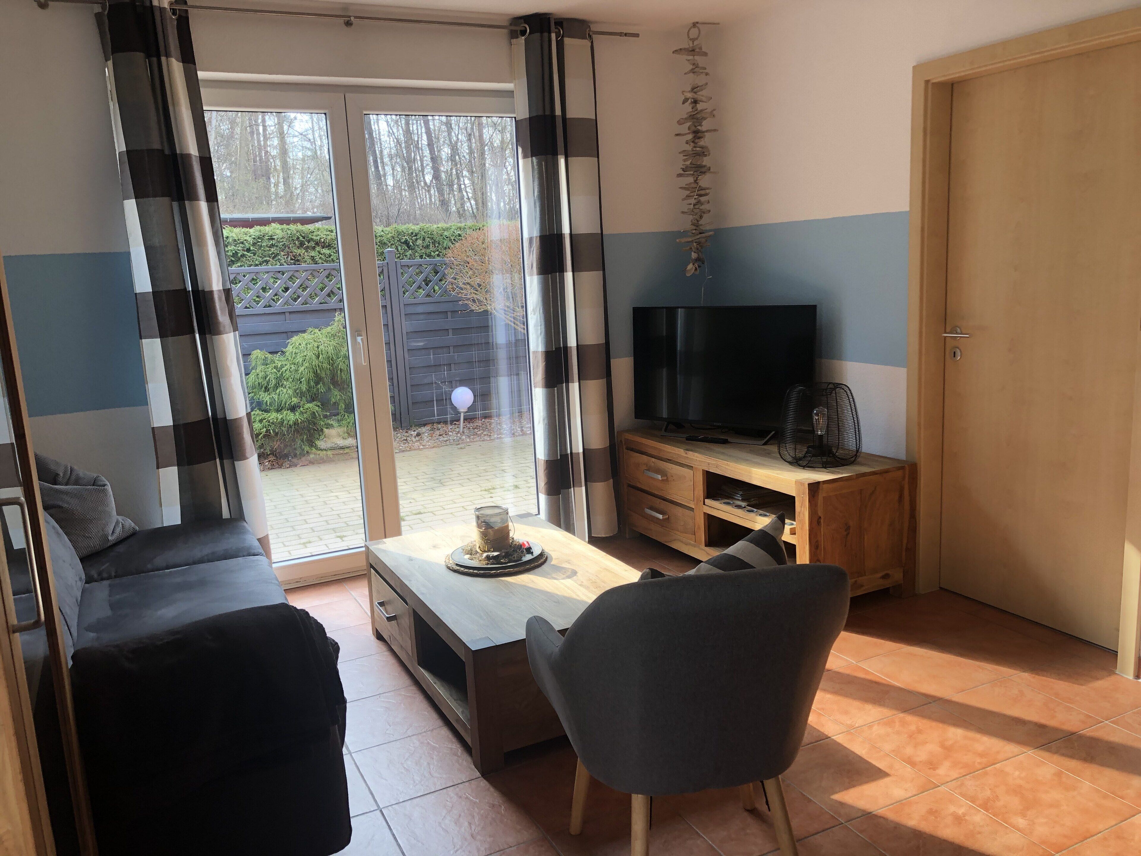 Newly furnished modern 2-4 person apartment with terrace on the beach road