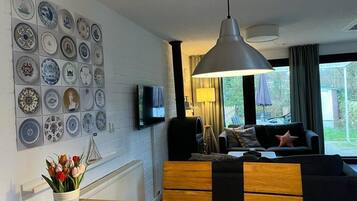 Een smart-tv, een open haard, een dvd-speler en tafelvoetbal