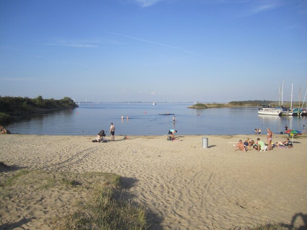 Beach nearby - Family holiday home in Park Aquadelta directly on the Grevelingen sea for 5 FREE W-LAN (Bruinisse)