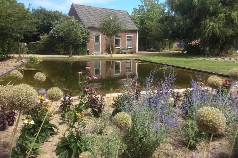 Luxurious and romantic cottage in the countryside only 2 miles from the sea.