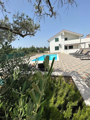 Erholsamer Urlaub im Ferienhaus mit Pool in wunderschönen Dalmatien