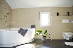 Badewanne, Haartrockner, Handtücher