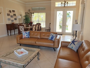 Smart TV, libros y estéreo