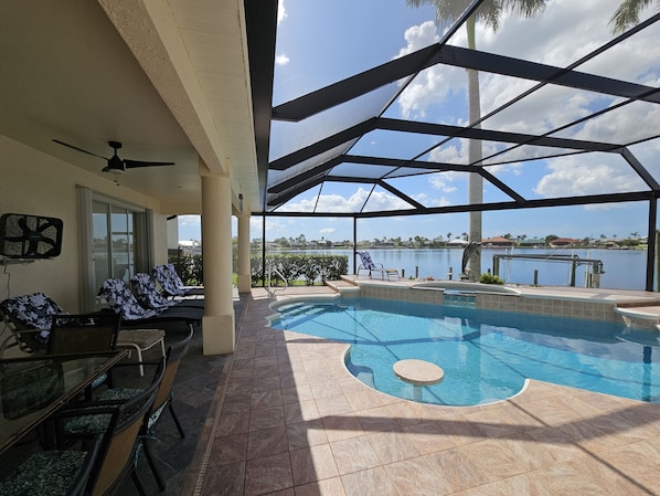 Alberca al aire libre y alberca climatizada