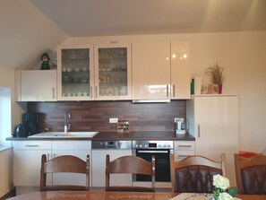 Kylskåp, mikrovågsugn, ugn och diskmaskin