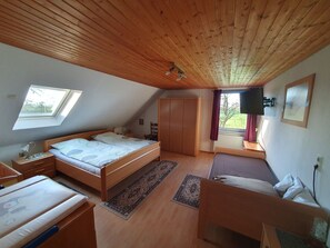 4 Schlafzimmer, Reisekinderbett, WLAN, Bettwäsche