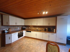 Kühlschrank, Mikrowelle, Ofen, Geschirrspüler