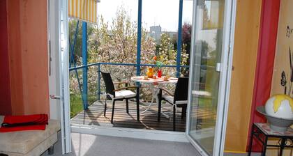 Exklusive, seenahe Ferienwohnung in einer Wohnanlage mit parkähnlichem Garten