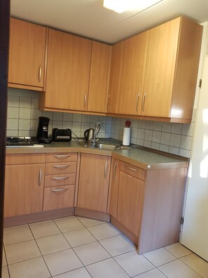 Kühlschrank, Mikrowelle, Herdplatte, Geschirrspüler