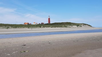 Vlak bij het strand, ligstoelen aan het strand