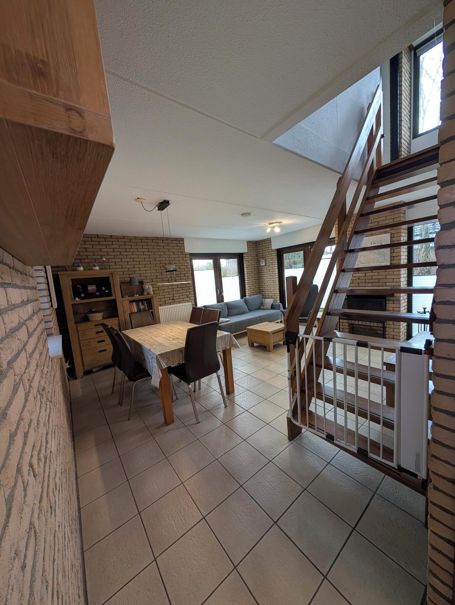 Een smart-tv, een open haard, boeken en een stereo