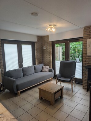 Smart-TV, Kamin, Bücher, Stereoanlage