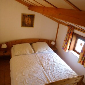 3 bedrooms, in-room safe, iron/ironing board, free WiFi