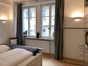 2 bedrooms, free WiFi, bed sheets - Apartment Insel-Residenz 1 - stylish old town manor house on the island (Lindau)