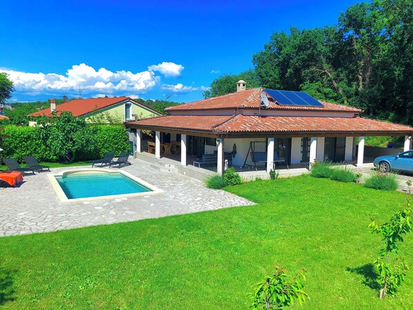 حمّام سباحة خارجي